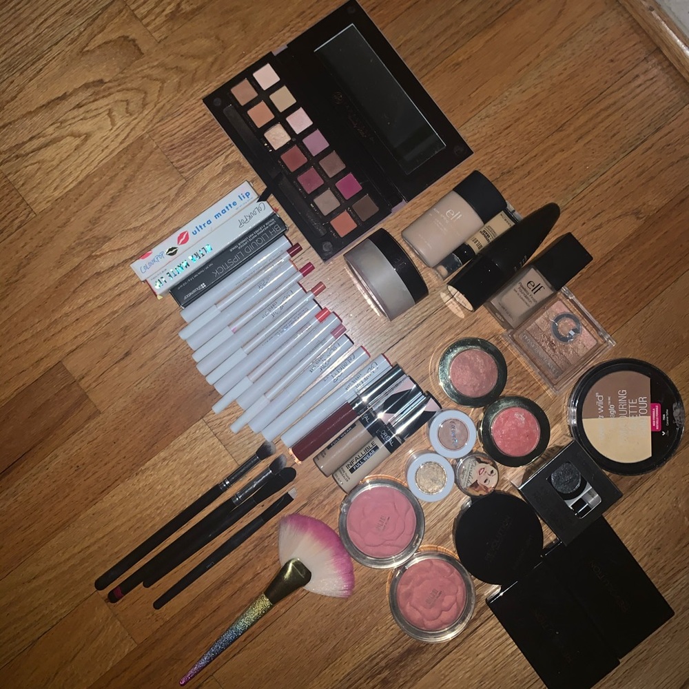Makeup bundle lots of makeup 💄 💄💄